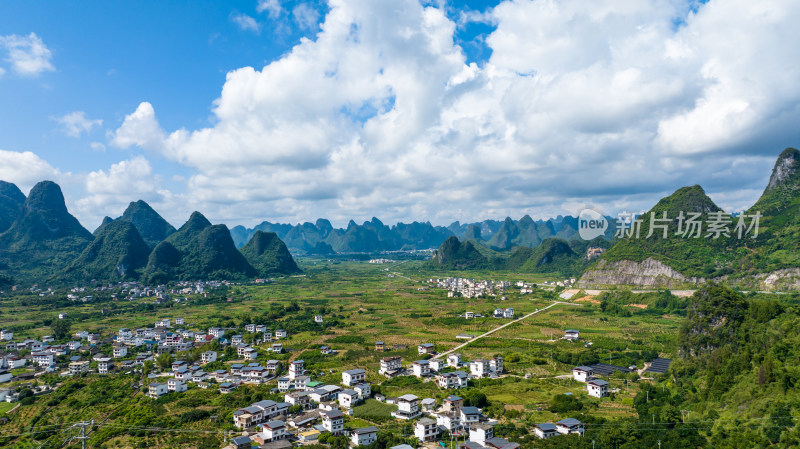 蓝天白云下的广西桂林山脉与村庄