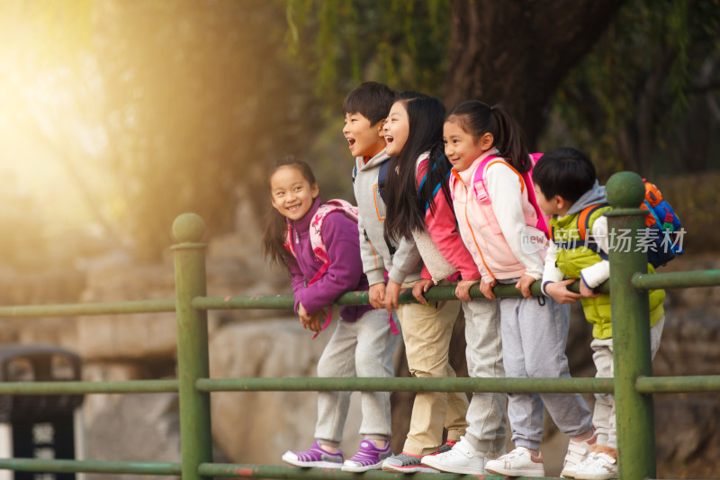 小学生在户外玩耍