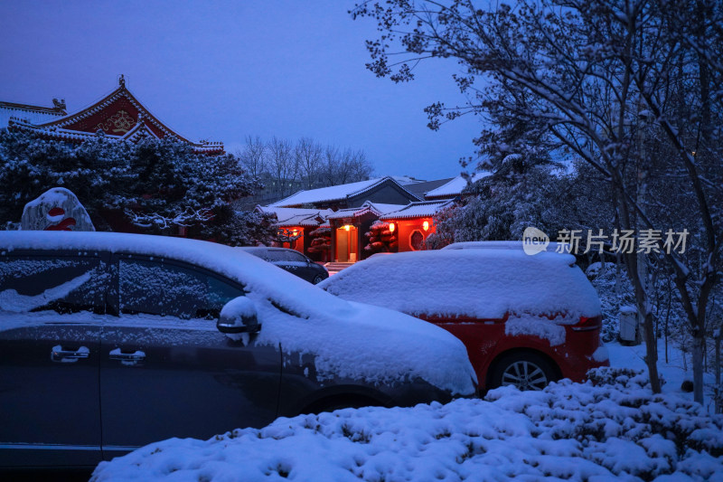 雪后中式建筑与积雪车辆