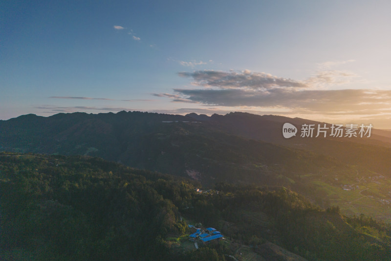 夕阳西下山峦倒影风景