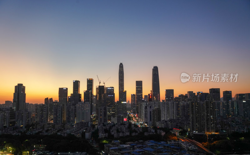 城市夜景鸟瞰，高楼林立灯火辉煌的景象