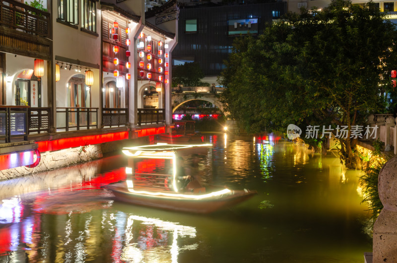 福建省福州上下杭景区夜晚，三通桥下的河道