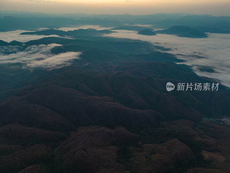 航拍群山中的云海自然风光