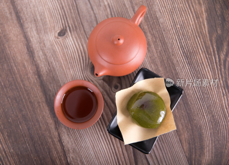 一个清明节的青团子和饮茶茶具