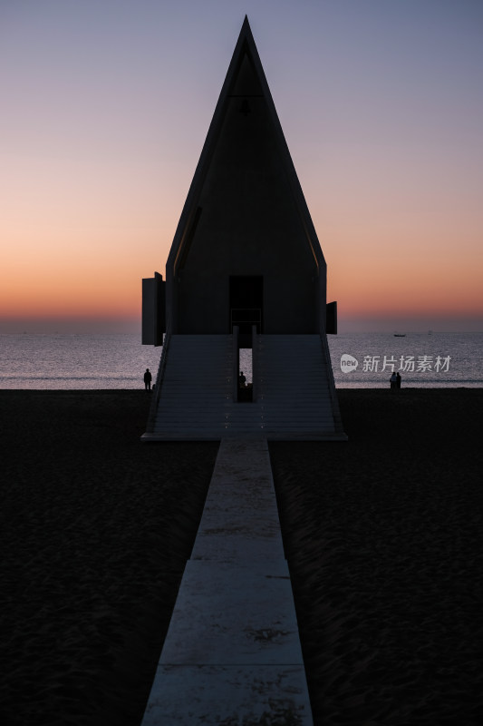 海边独特三角建筑的夕阳剪影