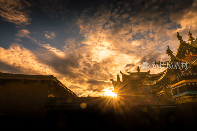 日落天空下的寺院