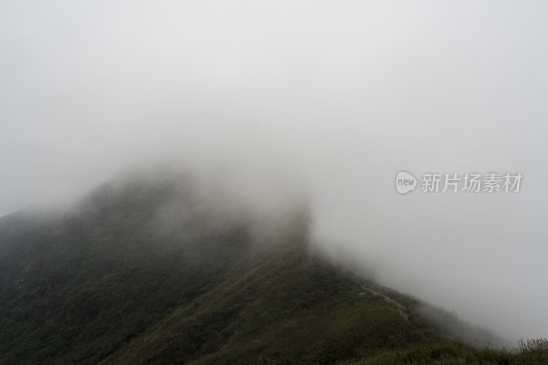 江西武功山云雾缭绕的山间景色