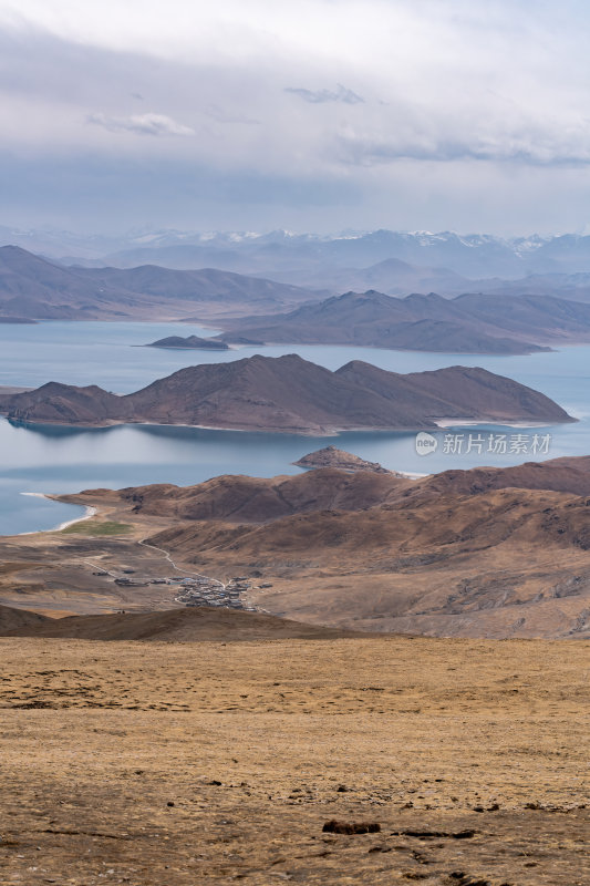 西藏山南羊卓雍措圣湖神湖蓝色藏地圣湖雪山