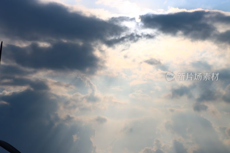 天空云层与透射阳光景象