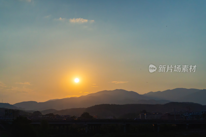 落日余晖下的山峦