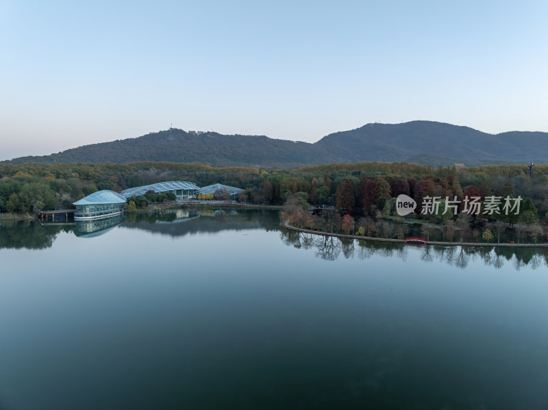 江苏南京灵山风景区前湖秋天秋色航拍