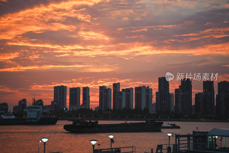 江边日落时的城市高楼景象