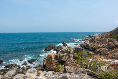 三亚西岛海滨礁石海浪