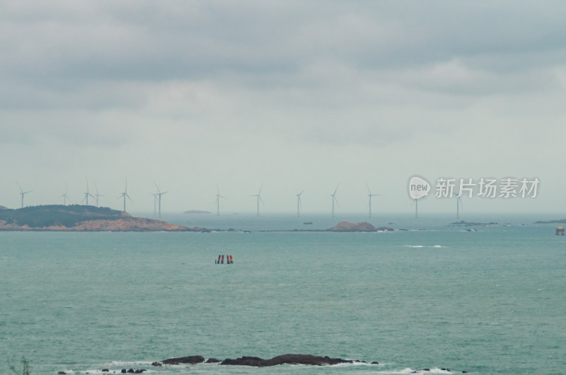 福建平潭岛，海上风力发电机组景观