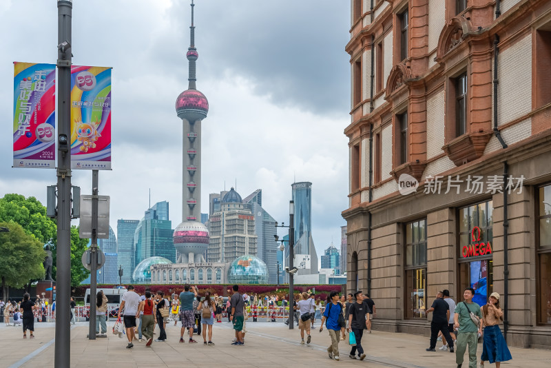 上海市黄浦区南京路步行街上休闲的游客