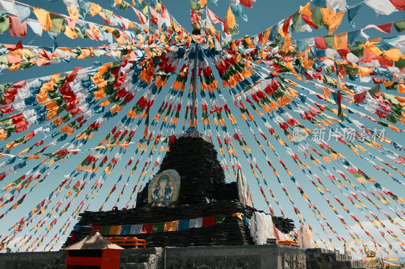 经幡环绕的宗教建筑