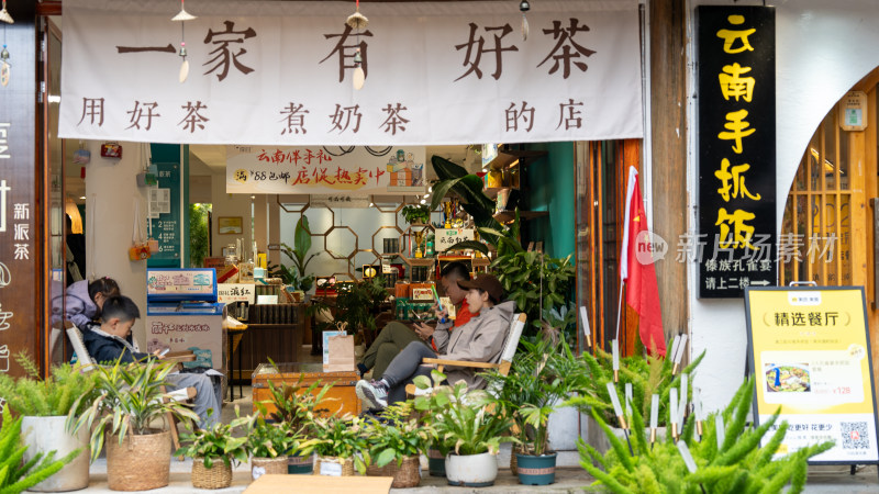 国庆假期云南丽江束河古镇的景色和游客