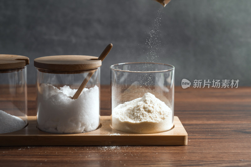 烹饪用的调料瓶与木纹背景