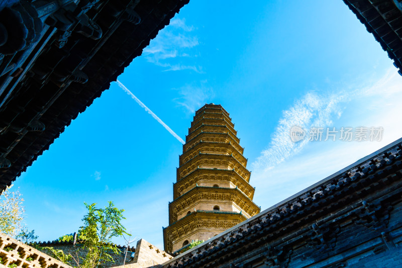 山西太原市地标永祚寺秋天古塔景观