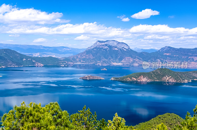 云南丽江泸沽湖山湖蓝天白云全景风光