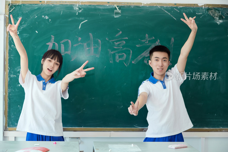 教室里讲台上为高考加油激励的高中生