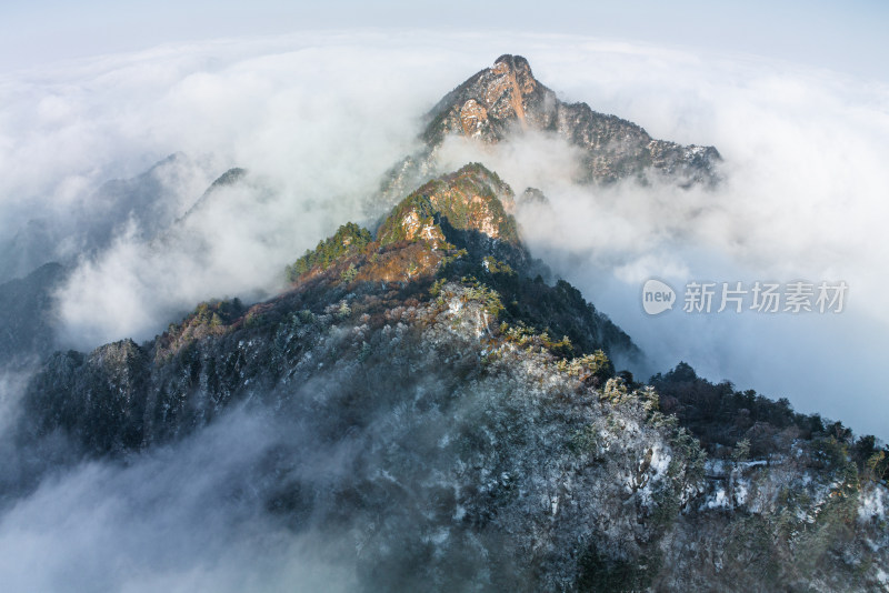 山峰云海奇观