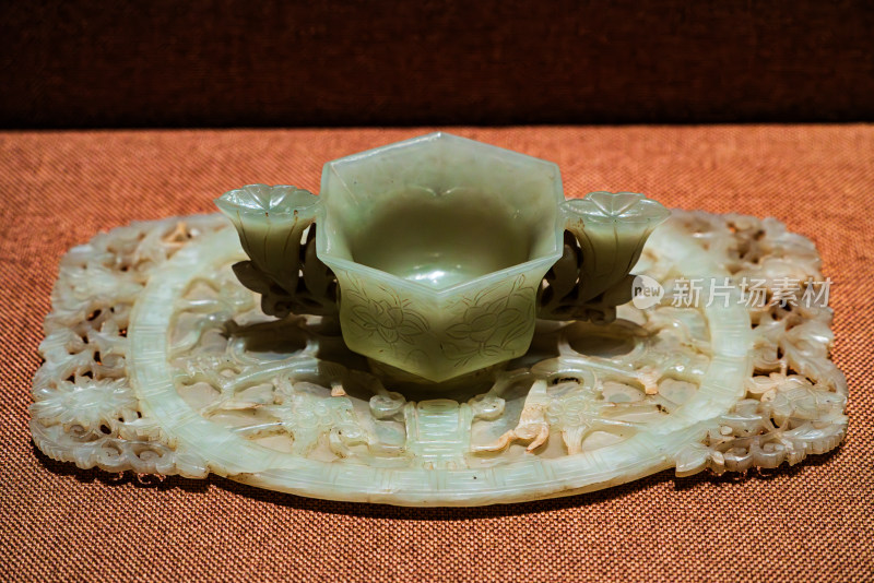 中国西藏博物馆的明代双龙捧寿纹青白玉托盘