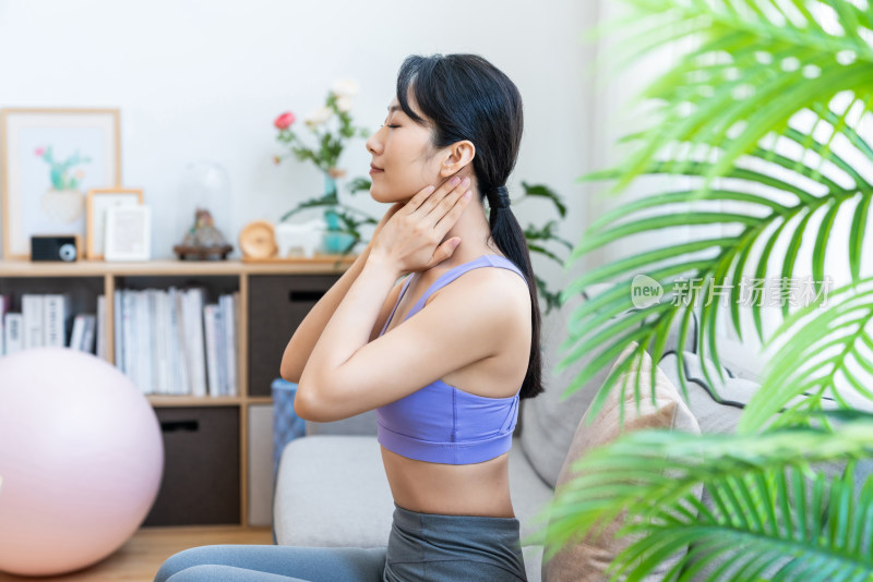 年轻女子在家健身美容