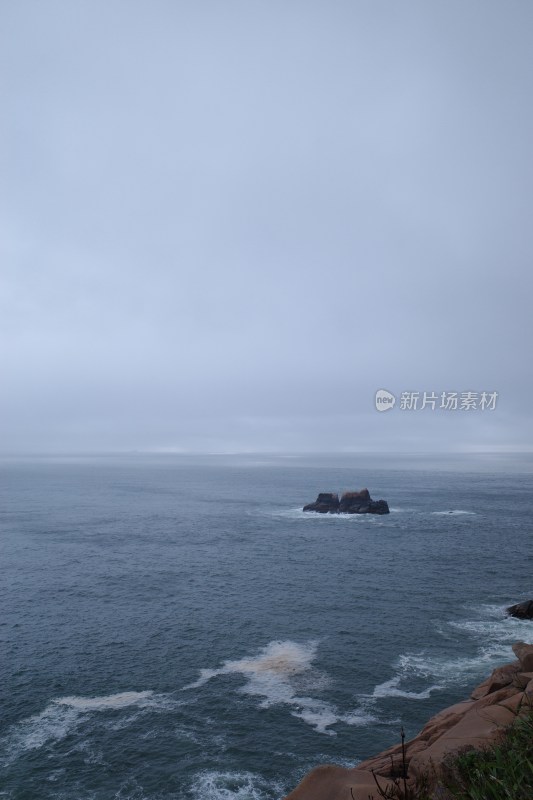 雾天中的海上孤岩风景