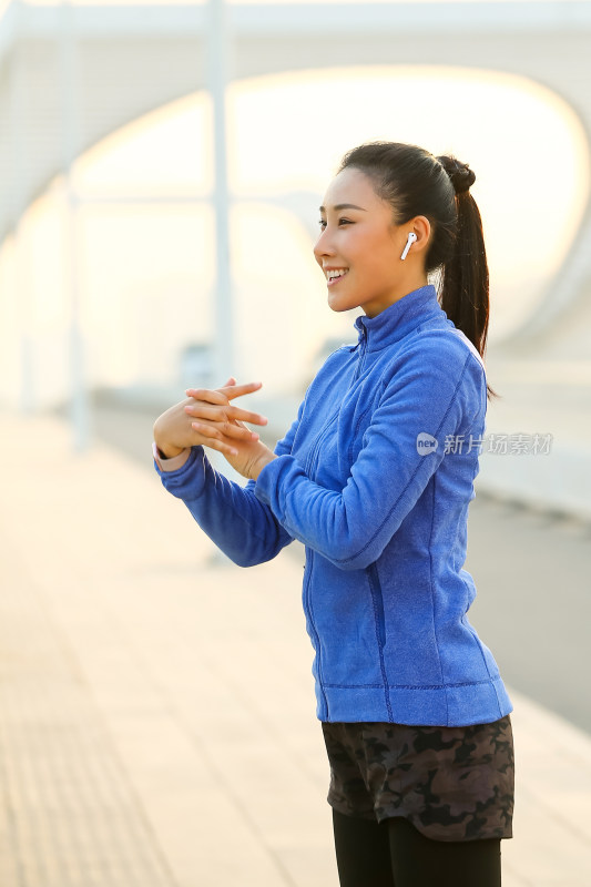 青年女人户外健身