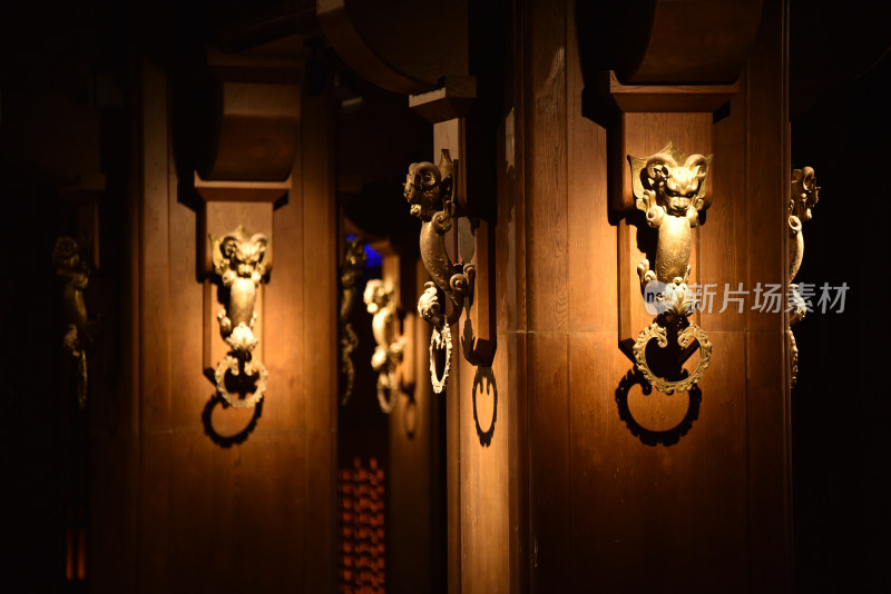 中式木门上的兽头门环