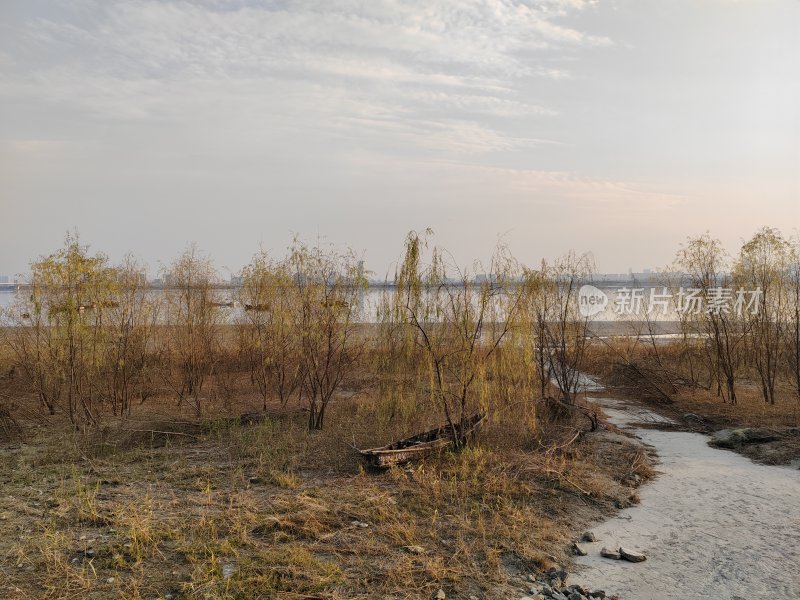 江边有小船的冬日自然风景