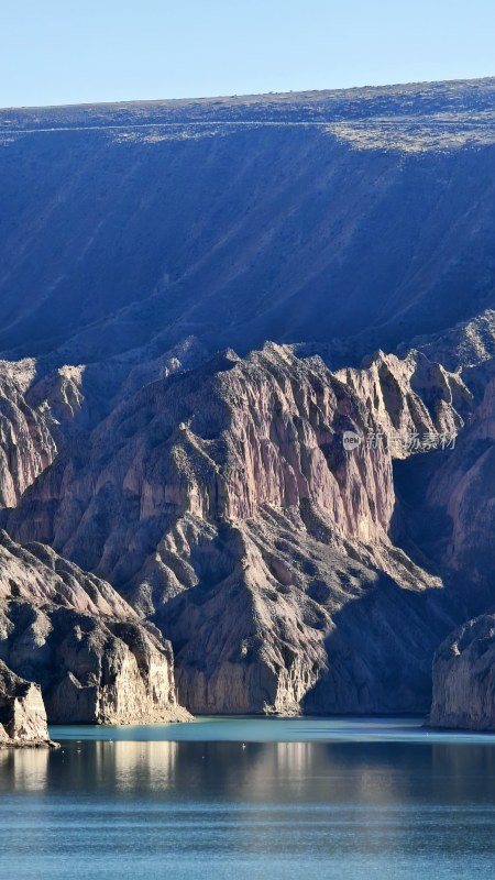 水边巍峨险峻的山崖自然景观