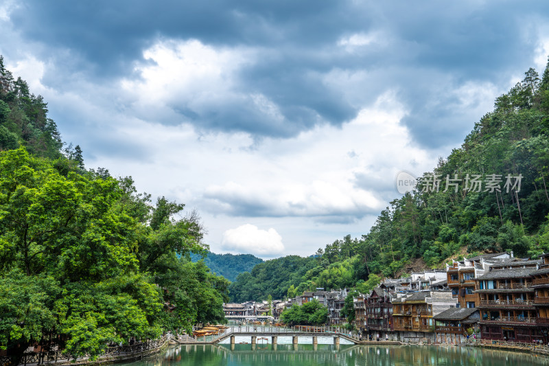 凤凰古城河畔苗族建筑与青山