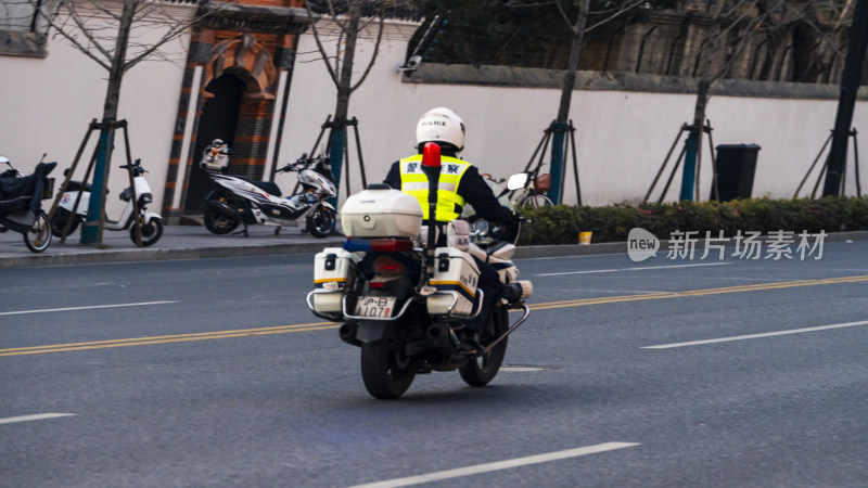 交警骑警摩在城市街道上执勤