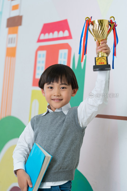 小男孩与奖杯证书