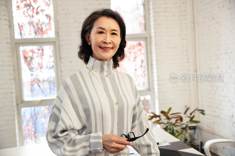 优雅自信的商务老年女士