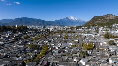 航拍云南丽江古城玉龙雪山