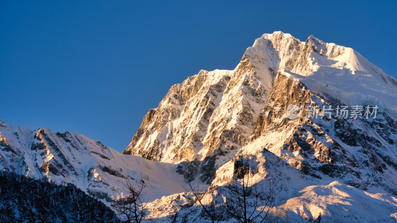 四川甘孜海螺沟景区看到的贡嘎等众多雪山