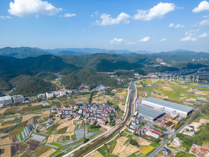 航拍蓝天白云下的青山河流稻田乡村风光