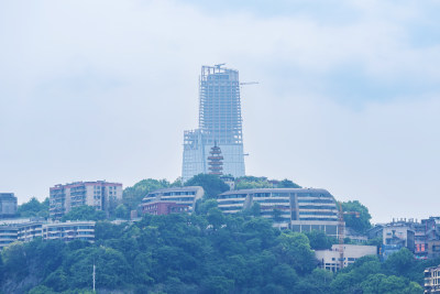 重庆鹅岭公园瞰胜楼与陆海国际中心大楼同框
