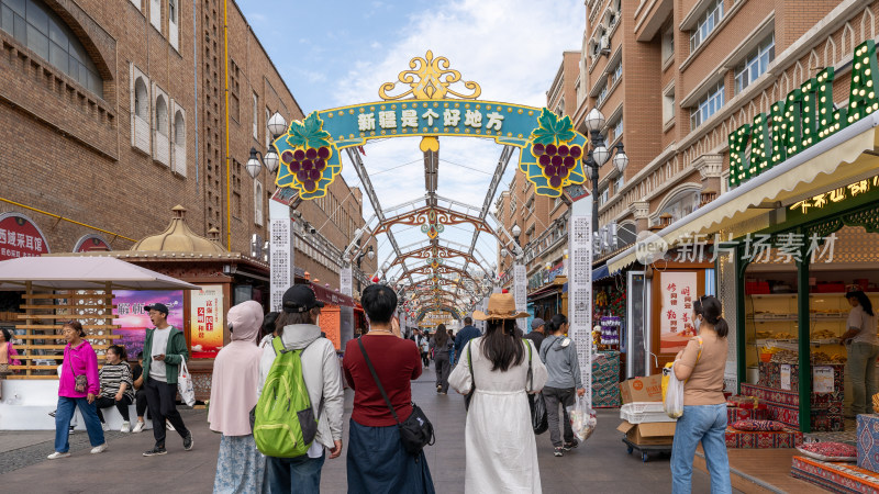 国庆节前夕中国新疆国际大巴扎旅行的游客