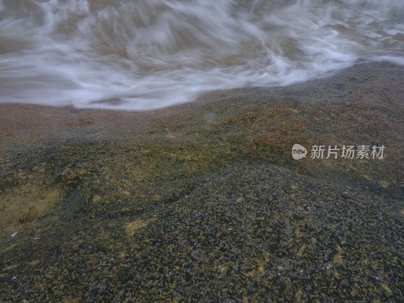 福建平潭岛海边礁石与海浪景象