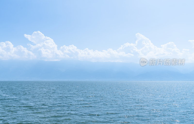云南洱海蓝天与湖面