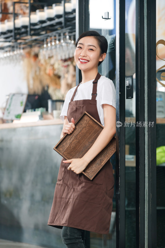 拿着托盘的咖啡店服务员