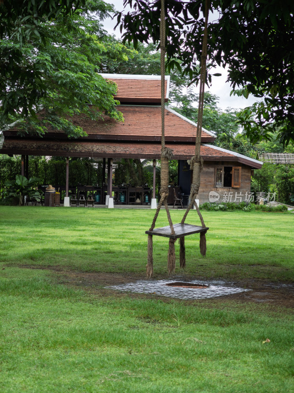 花园里一个空荡荡的质朴木制秋千