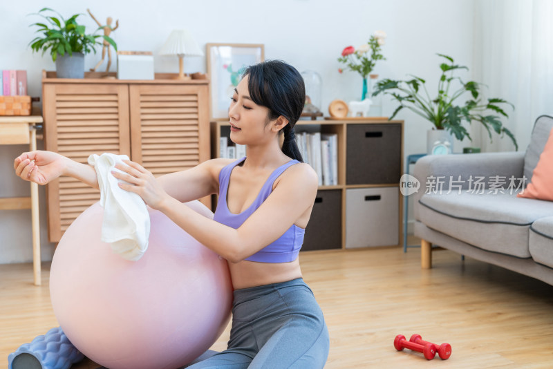 年轻女子在家健身