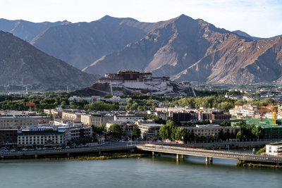 西藏拉萨南山公园远眺高原圣殿布达拉宫全景