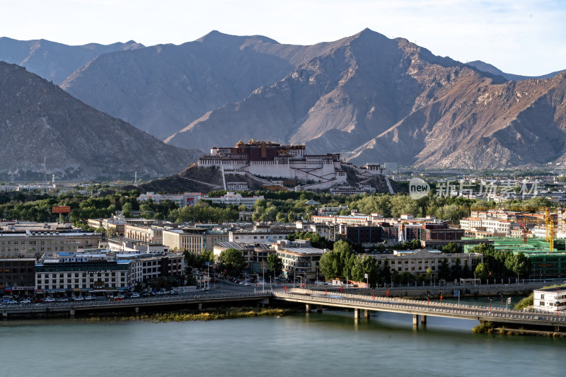 西藏拉萨南山公园远眺高原圣殿布达拉宫全景