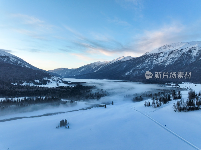 新疆阿勒泰喀纳斯雪景神仙湾晨雾雪山森林